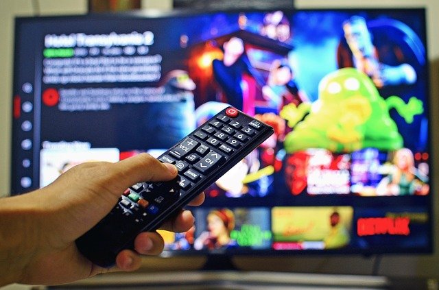 ovladač na televizi